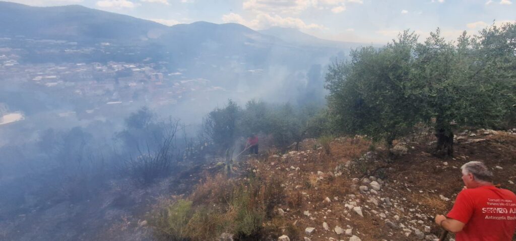 AVELLA: Incendio sotto la Torre del Castello