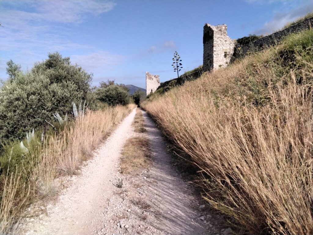 Avella,  città darte. Il castello tra rovi e sterpaglia