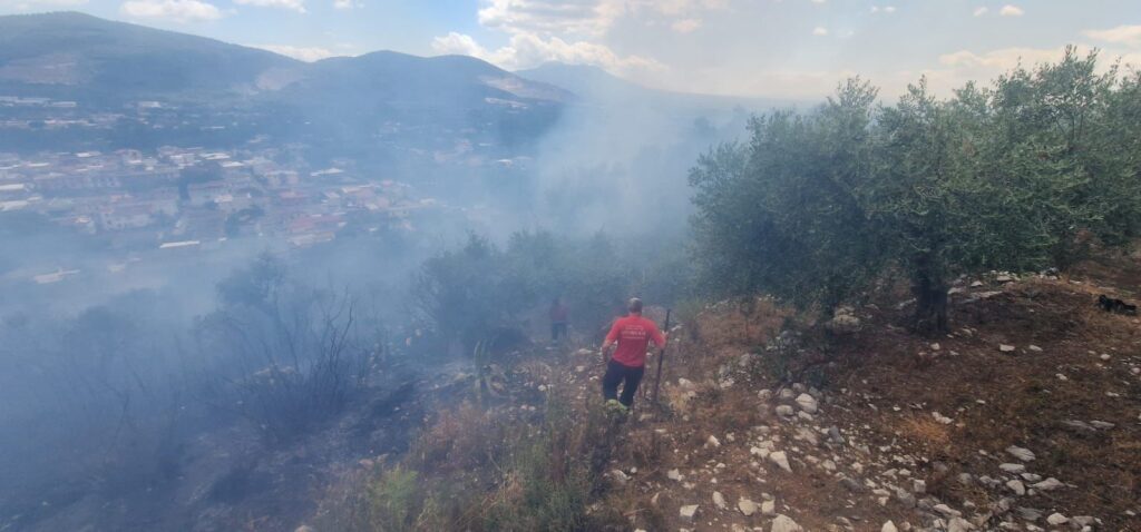 AVELLA: Incendio sotto la Torre del Castello