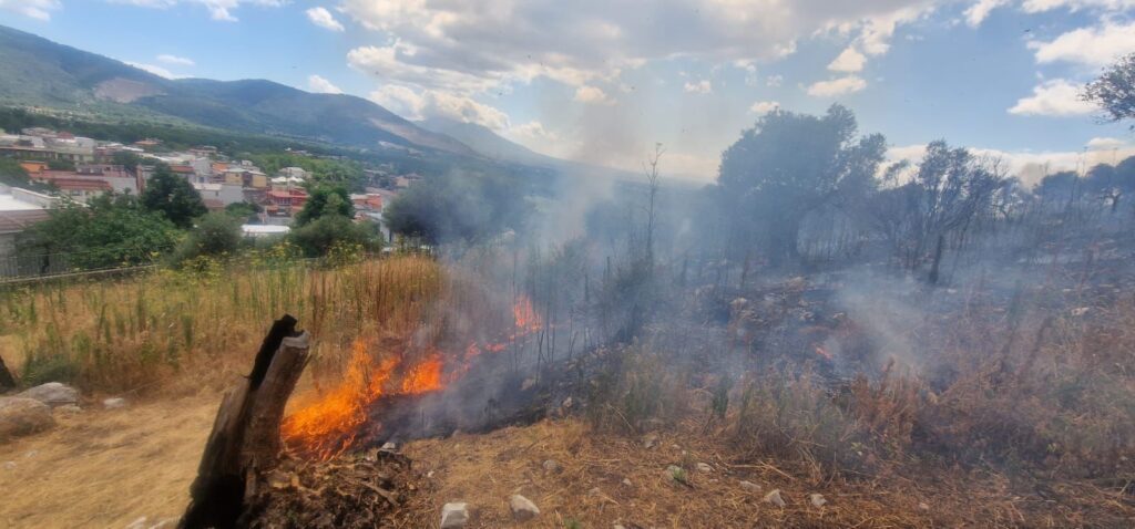 AVELLA: Incendio sotto la Torre del Castello