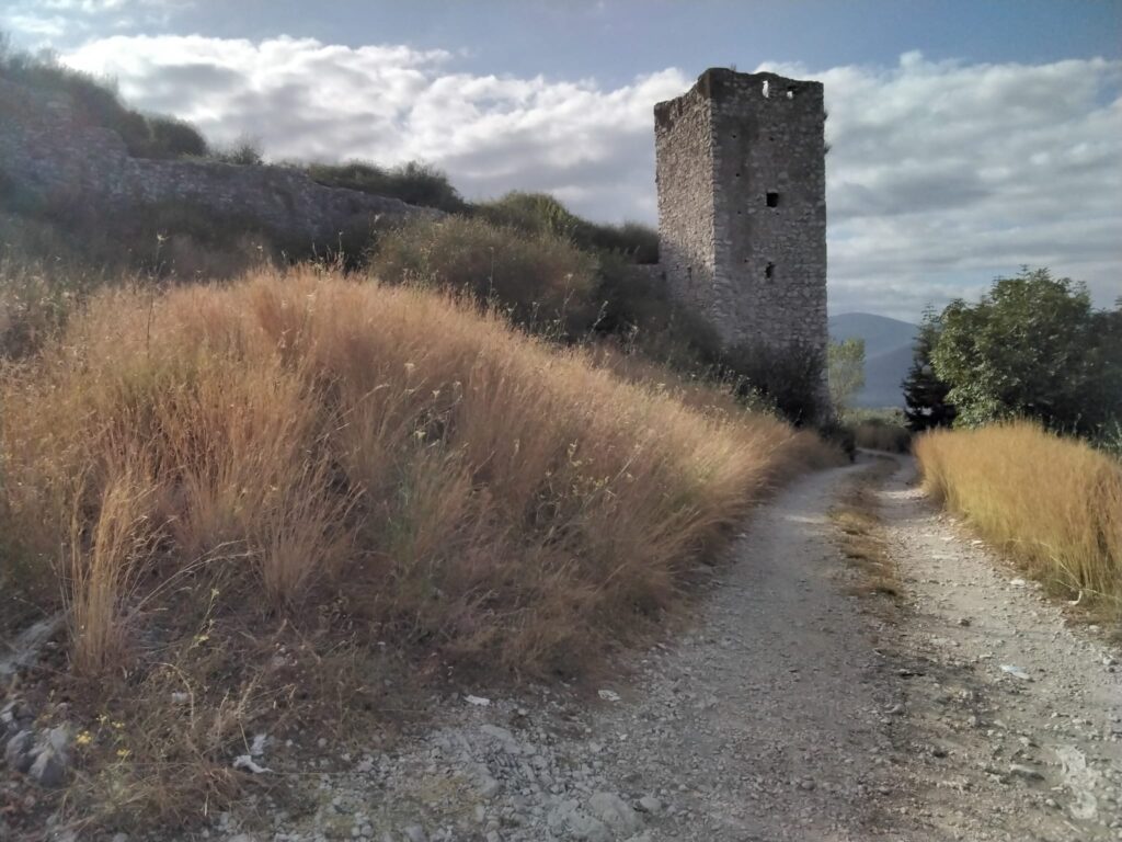 Avella,  città darte. Il castello tra rovi e sterpaglia