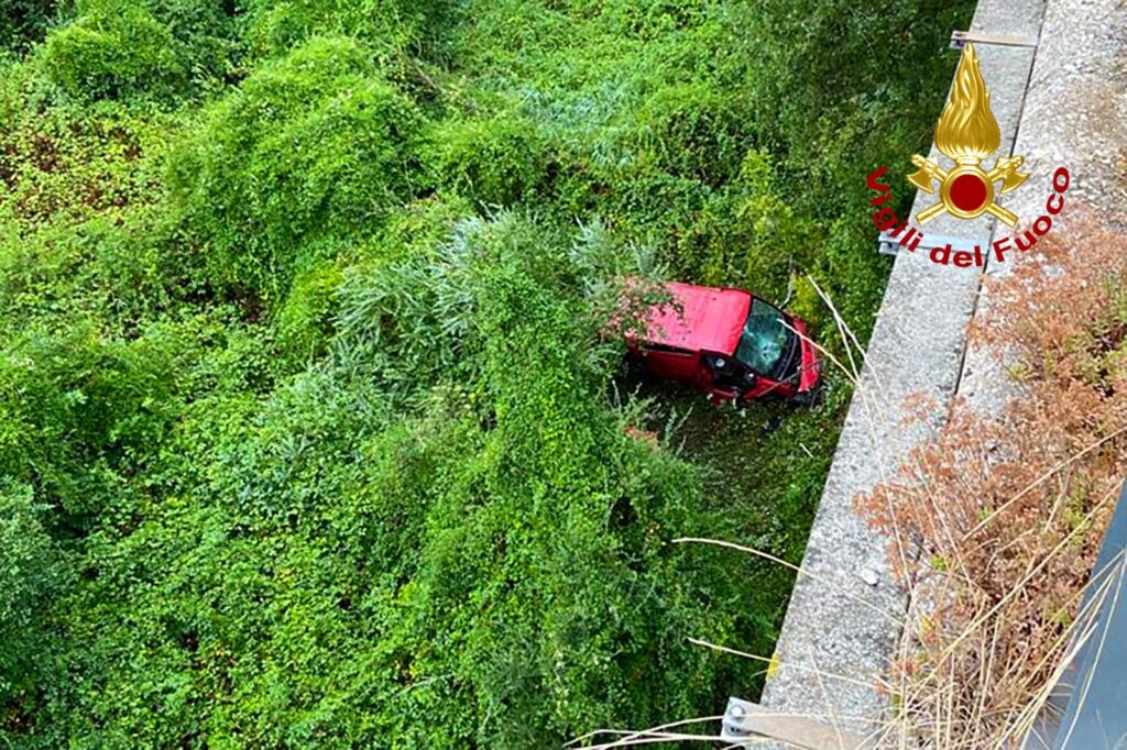 IRPINIA. Giù dal cavalcavia da oltre 30 metri con il furgone, muore 34enne. FOTO