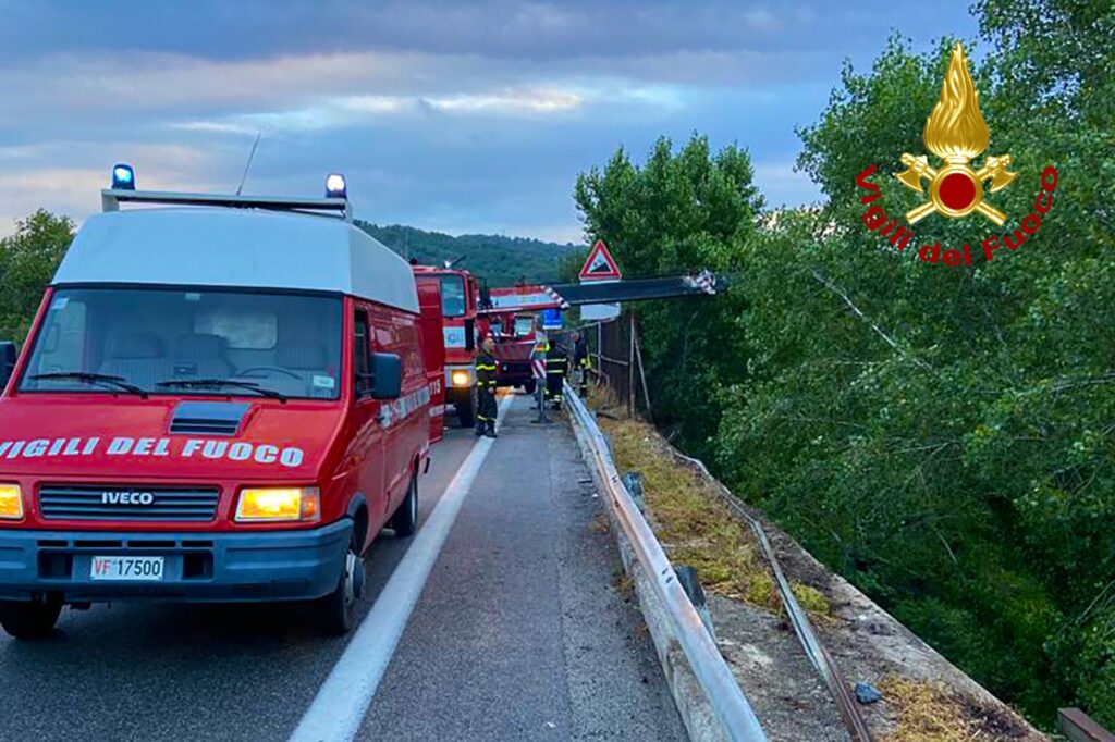 IRPINIA. Giù dal cavalcavia da oltre 30 metri con il furgone, muore 34enne. FOTO