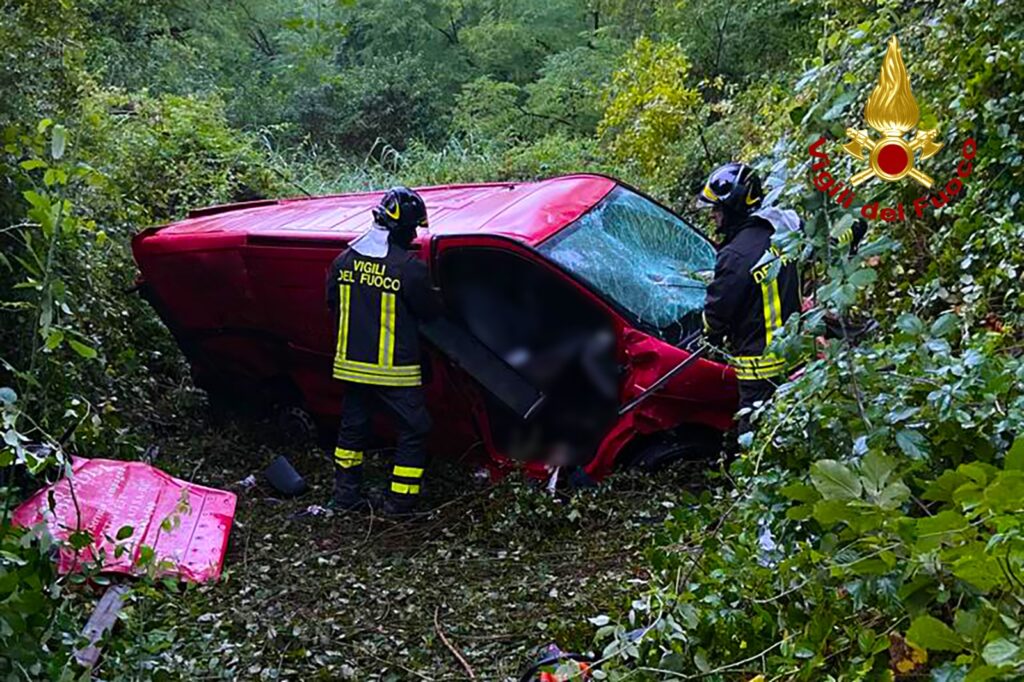 IRPINIA. Giù dal cavalcavia da oltre 30 metri con il furgone, muore 34enne. FOTO