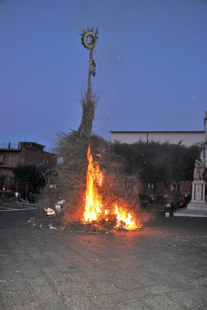 Le foto del falò del Immacolata di Santa Lucia e sant’Aniello Mugnano del Cardinale