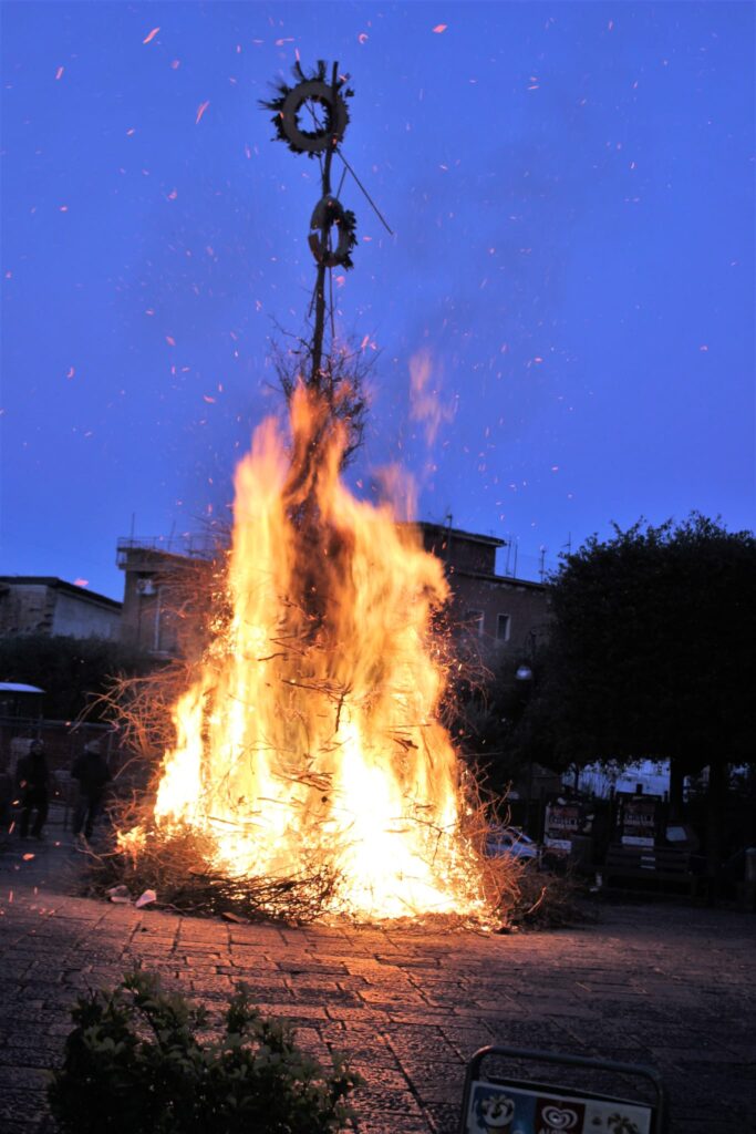 Le foto del falò del Immacolata di Santa Lucia e sant’Aniello Mugnano del Cardinale