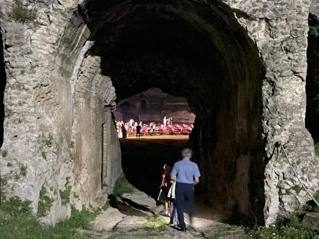 AVELLA. La Musica del maestro Oderigi Lusi incanta gli spettatori dellanfiteatro romano. Video e Foto