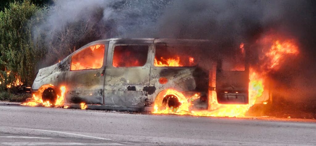 MUGNANO DEL CARDINALE. Paura sulla Circumvallazione, in fiamme furgone. Occupanti in salvo. Foto