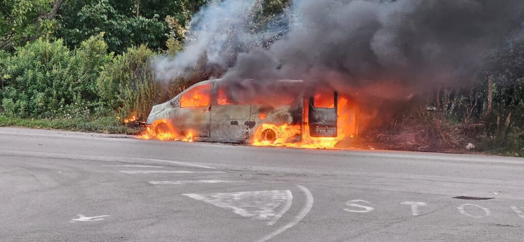 MUGNANO DEL CARDINALE. Paura sulla Circumvallazione, in fiamme furgone. Occupanti in salvo. Foto