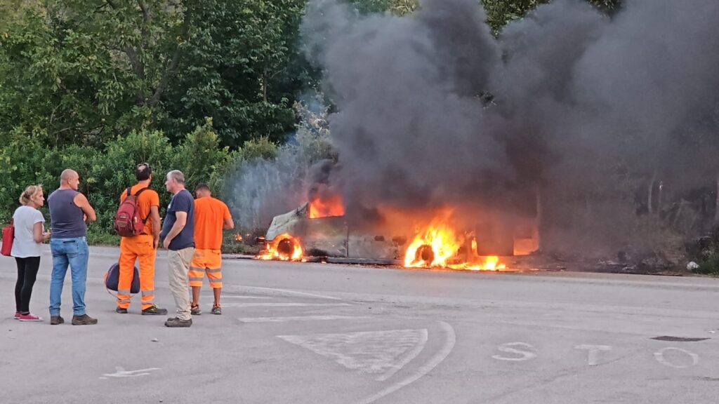 MUGNANO DEL CARDINALE. Paura sulla Circumvallazione, in fiamme furgone. Occupanti in salvo. Foto