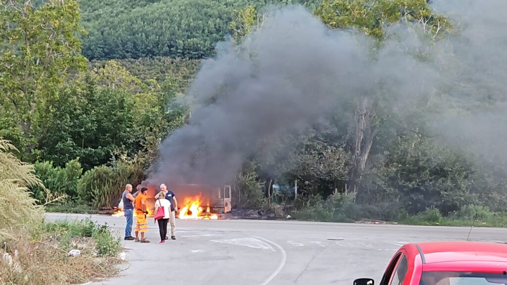 MUGNANO DEL CARDINALE. Paura sulla Circumvallazione, in fiamme furgone. Occupanti in salvo. Foto