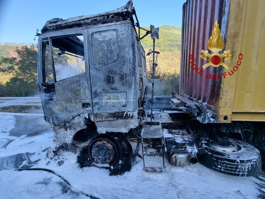 BAIANO. Sullautostrada A16 in fiamme autocarro carico di Birra