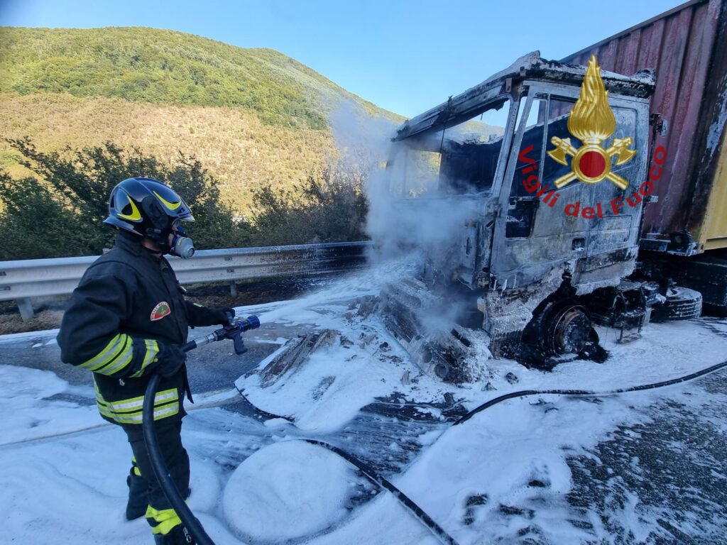 BAIANO. Sullautostrada A16 in fiamme autocarro carico di Birra