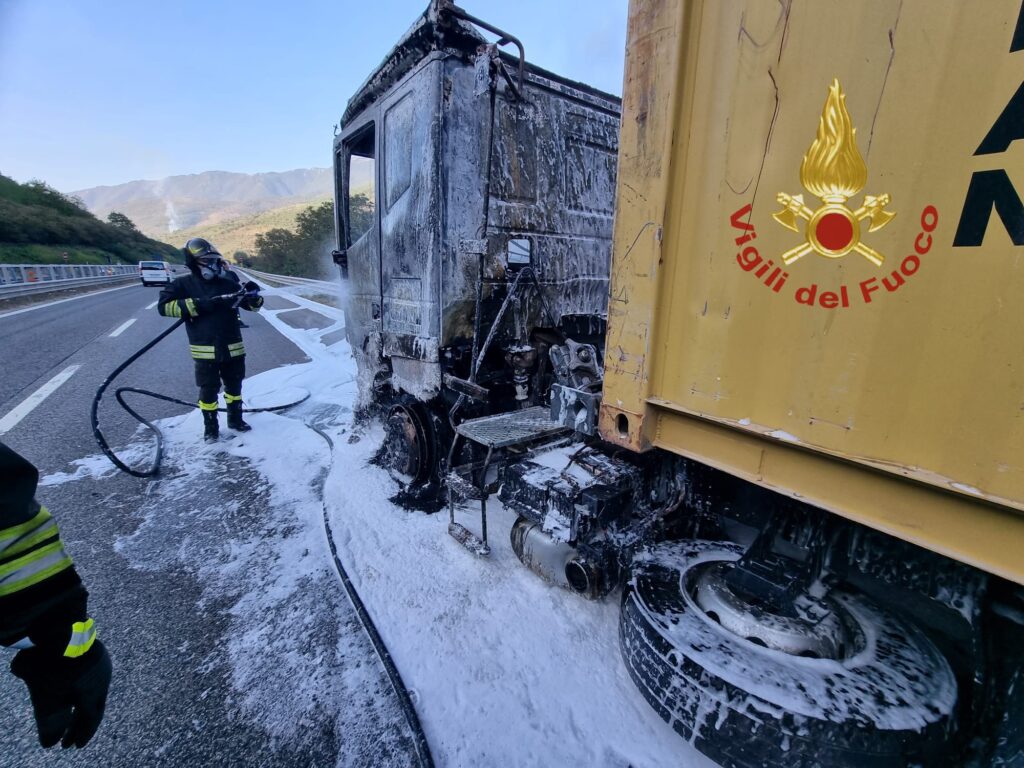 BAIANO. Sullautostrada A16 in fiamme autocarro carico di Birra