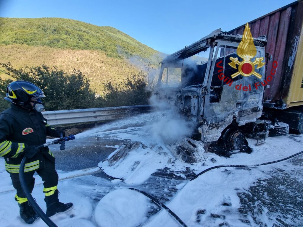 BAIANO. Sullautostrada A16 in fiamme autocarro carico di Birra