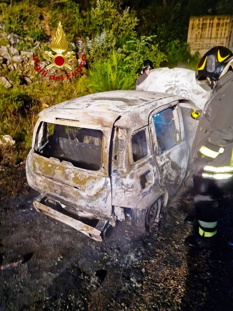 MONTORO. A fuoco autovettura nella notte in via Madonnella