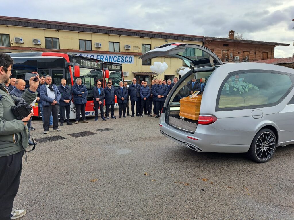 AVELLA. Un Addio commuovente a Francesco Estatico: Colleghi e Amici gli rendono omaggio al Deposito Air. Foto