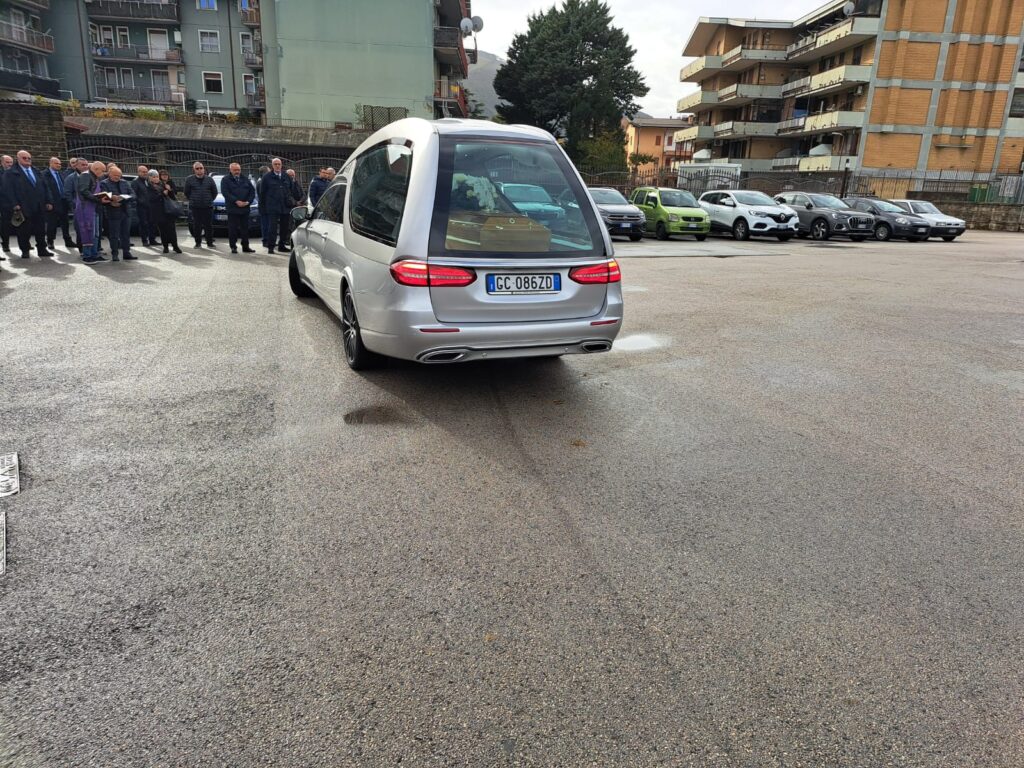 AVELLA. Un Addio commuovente a Francesco Estatico: Colleghi e Amici gli rendono omaggio al Deposito Air. Foto