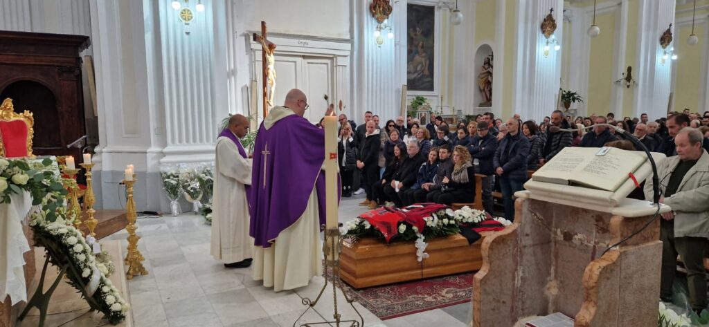 Avella dà lAddio a Francesco Estatico: Commosso tributo al Giovane Avellano.  Video e Foto