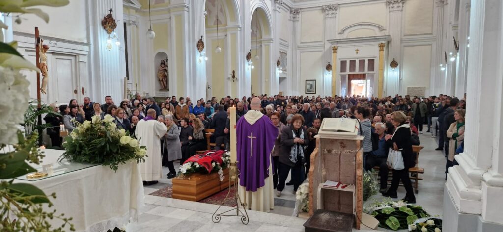 Avella dà lAddio a Francesco Estatico: Commosso tributo al Giovane Avellano.  Video e Foto