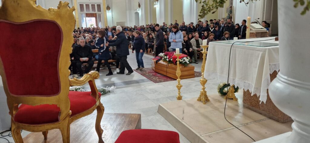 Avella dà lAddio a Francesco Estatico: Commosso tributo al Giovane Avellano.  Video e Foto