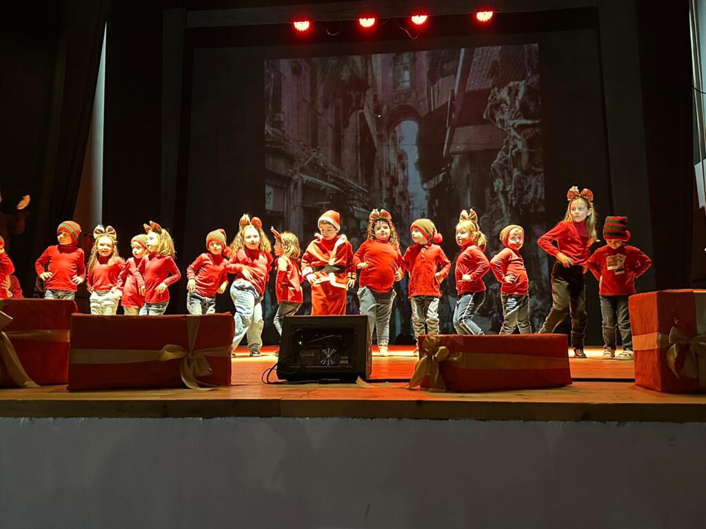 La Girandola di Sirignano al Teatro Colosseo di Baiano con una magica Recita di Natale