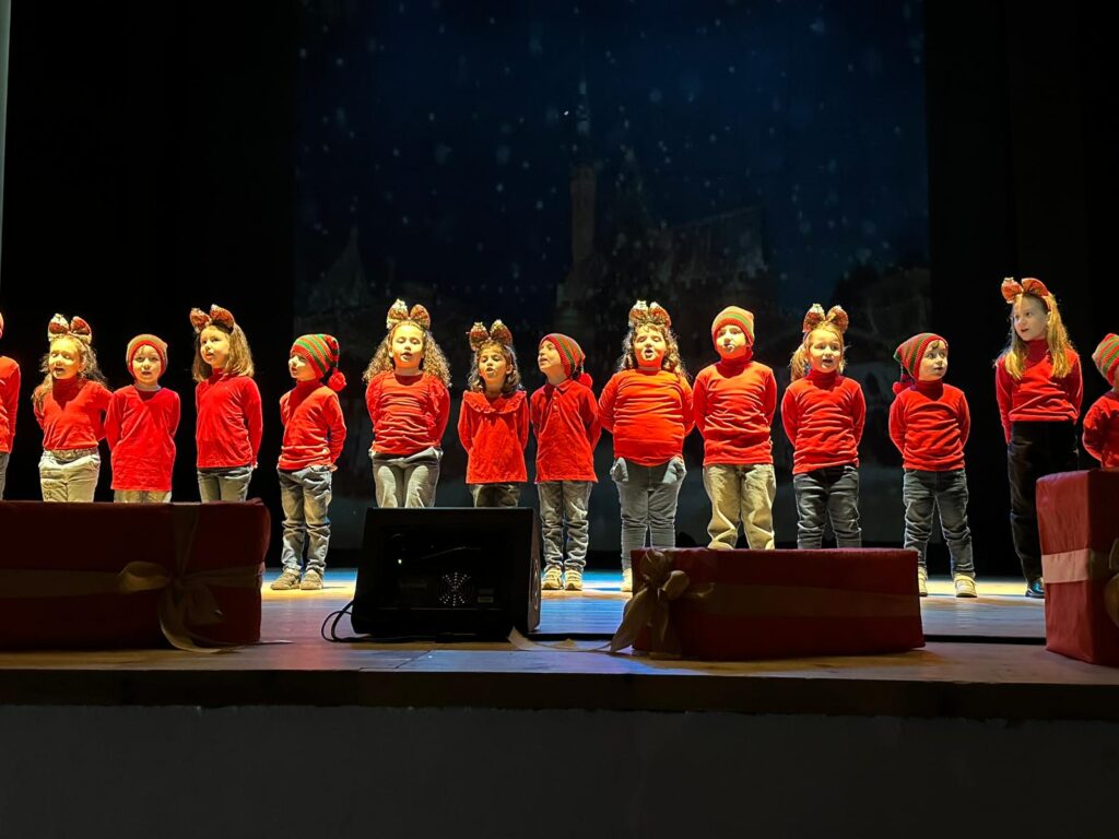 La Girandola di Sirignano al Teatro Colosseo di Baiano con una magica Recita di Natale