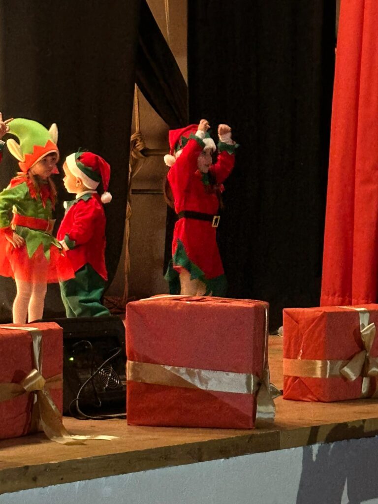 La Girandola di Sirignano al Teatro Colosseo di Baiano con una magica Recita di Natale