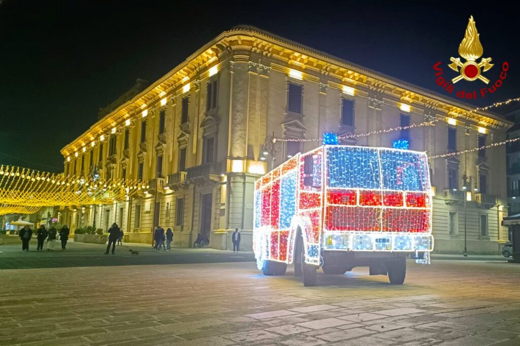 Luci e Sorrisi: Il Camion dei Vigili del Fuoco Illumina le Strade di Avellino