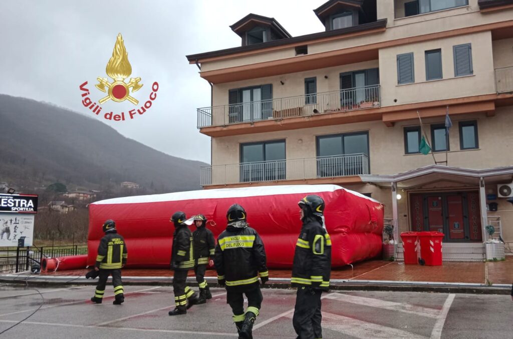 Monteforte. Donna minaccia di lanciarsi giù con figlio