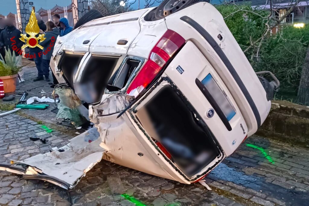 Grave incidente stradale a Marzano di Nola: Cinque giovani feriti gravemente dopo un violento urto