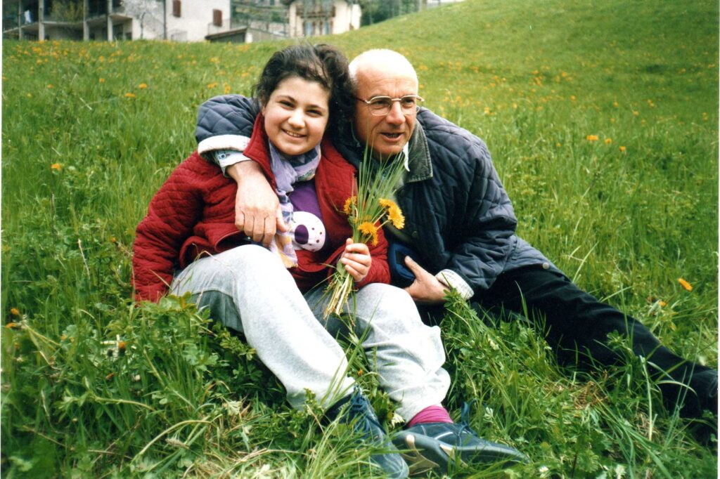 Nel Parco Pubblico Enzo Ferrari svetta il Maio di Alessia  in ricordo della giovanissima artista volata in cielo nell’aprile del 2010