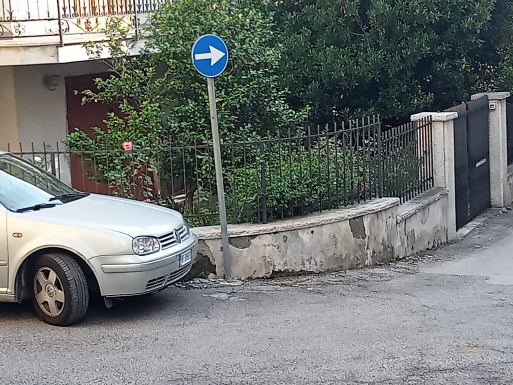 Avella: Via Madonna delle Grazie invasa da auto in Sosta Vietata