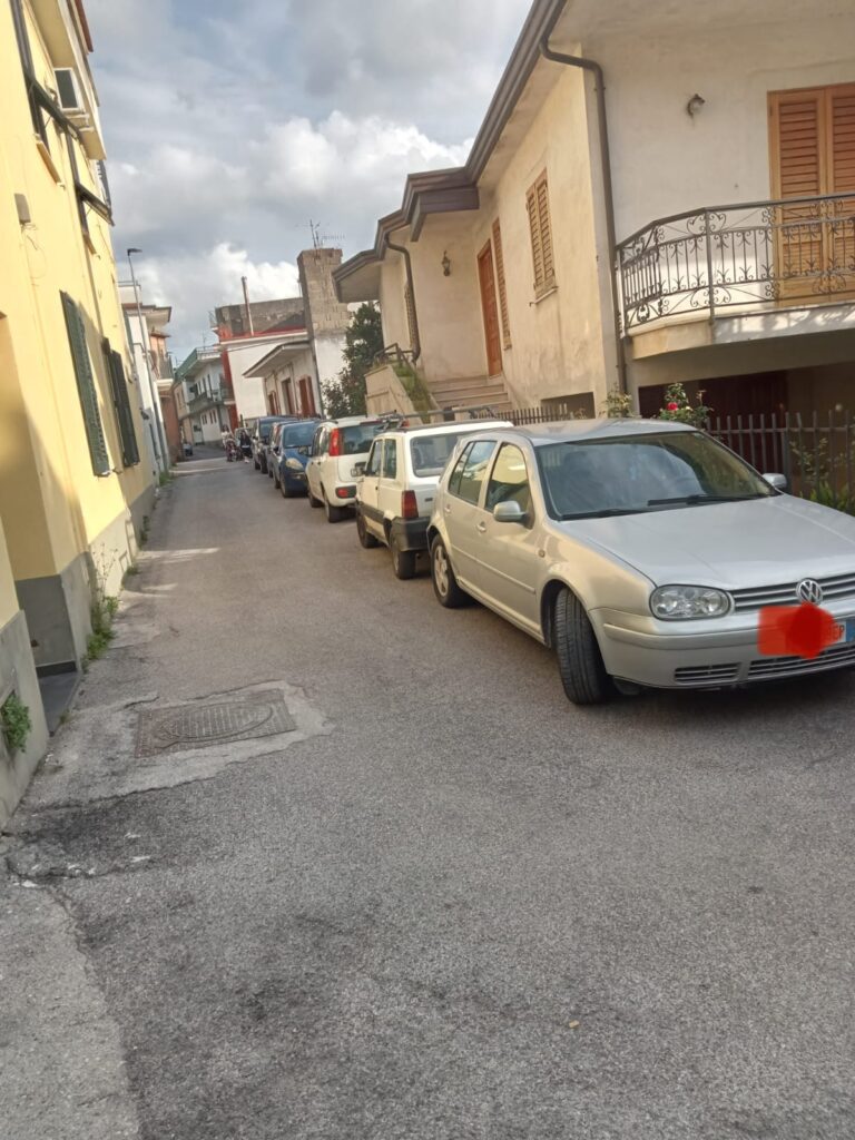 Avella: Via Madonna delle Grazie invasa da auto in Sosta Vietata