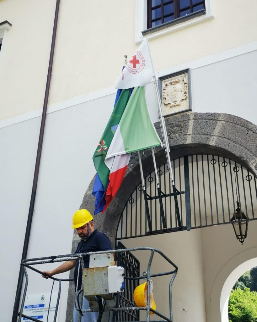 La Croce Rossa celebra la Giornata Mondiale a Lauro: Consegnata la Bandiera allAmministrazione Comunale