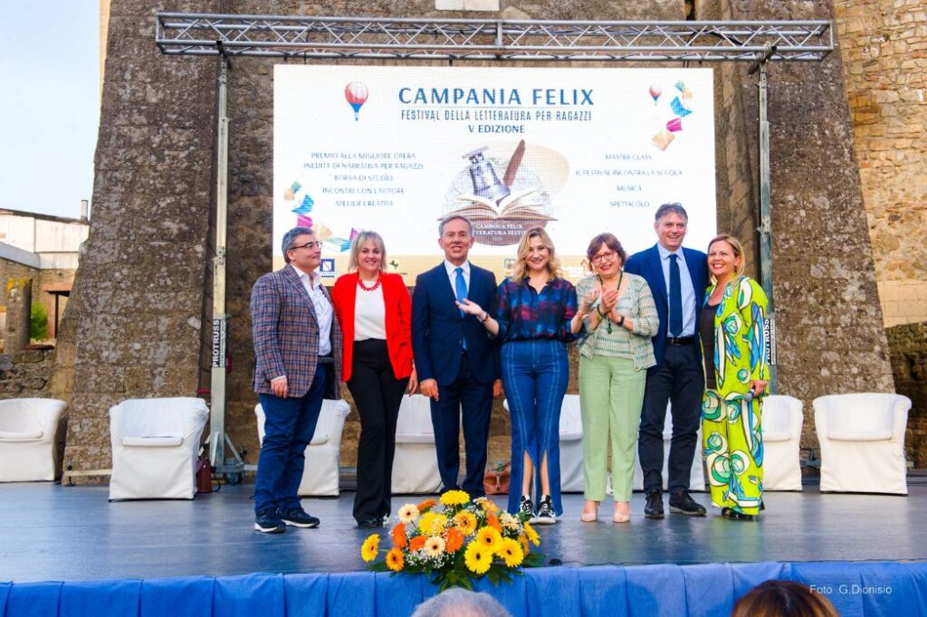 Festival della letteratura per ragazzi, conclusa la V Edizione.  Consegnate le borse di studio.  Assegnato il Premio Campania Felix 2024 alla migliore opera inedita di narrativa per ragazzi.