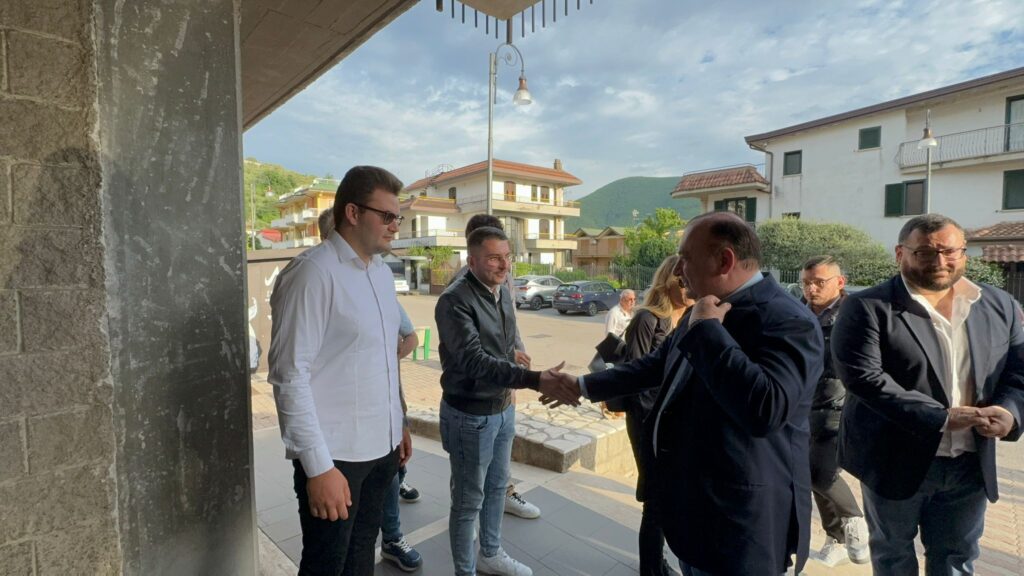 Fulvio Martusciello capodelegazione del partito Forza Italia al parlamento europeo a Quadrelle. Video e foto di Francesco Piccolo