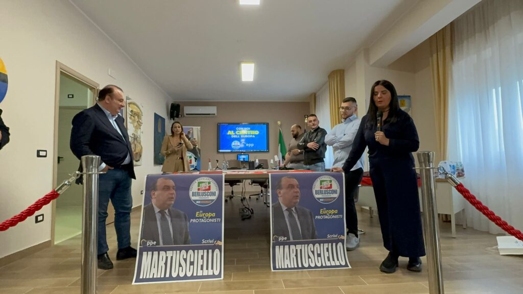 Fulvio Martusciello capodelegazione del partito Forza Italia al parlamento europeo a Quadrelle. Video e foto di Francesco Piccolo