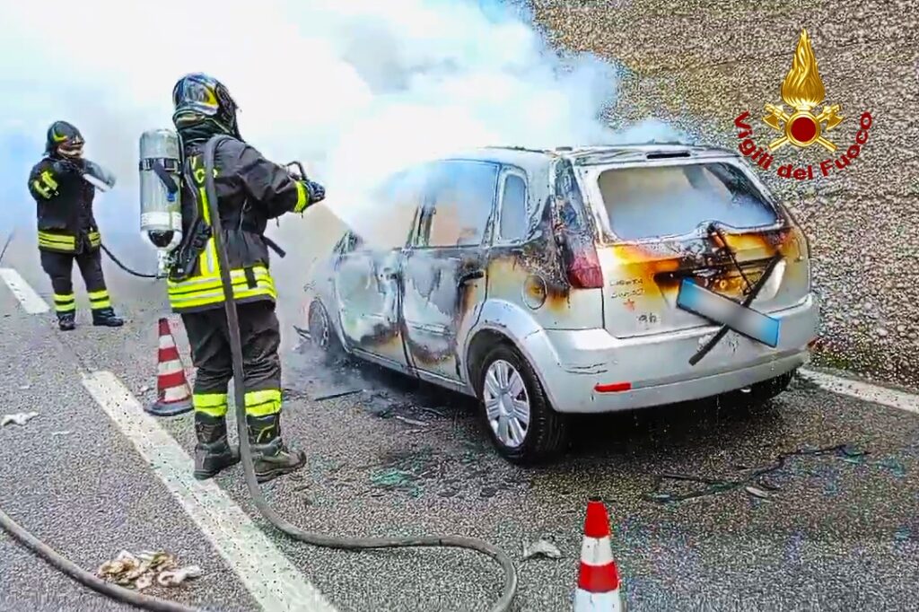 Incendio sullAutostrada A16: intervento dei Vigili del Fuoco di Avellino salva tre donne