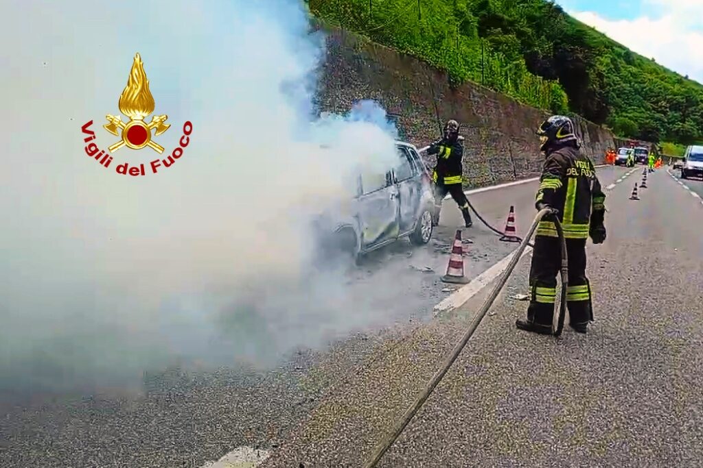 Incendio sullAutostrada A16: intervento dei Vigili del Fuoco di Avellino salva tre donne