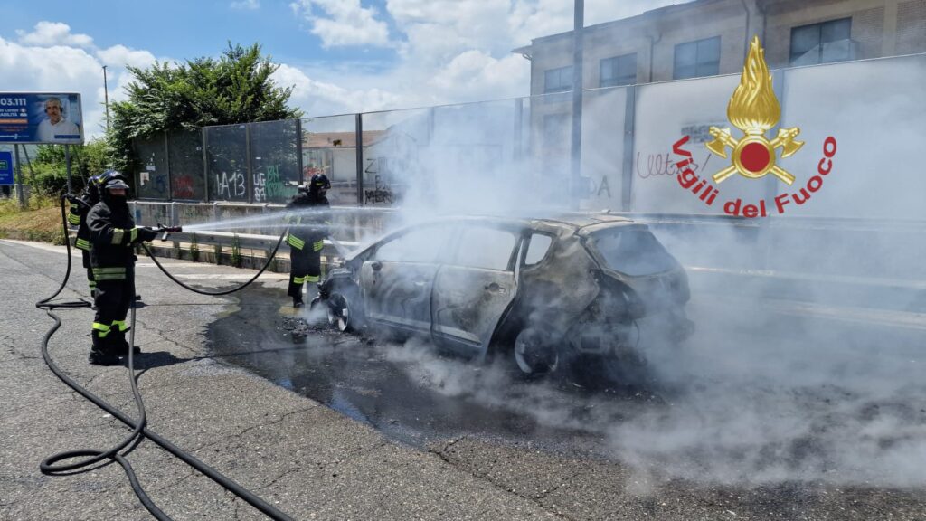 Incendio Auto al Casello di Avellino Est: Intervengono i Vigili del Fuoco, Nessun Ferito