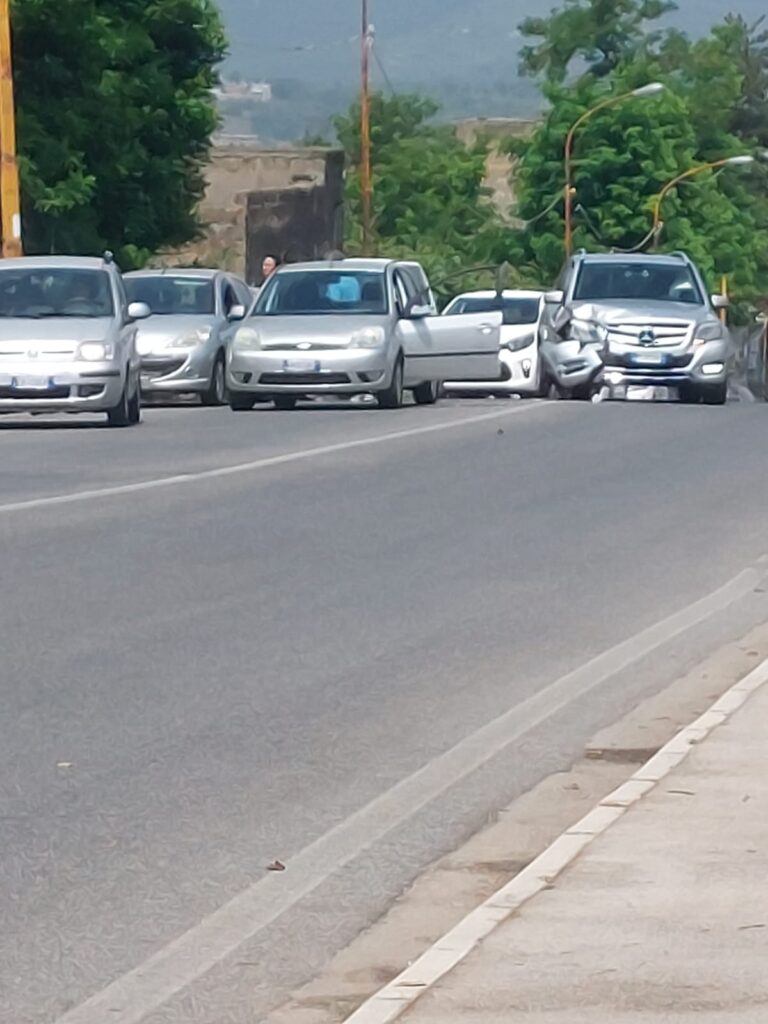 BAIANO. Incidente sulla Nazionale delle Puglie, tamponamento tra auto