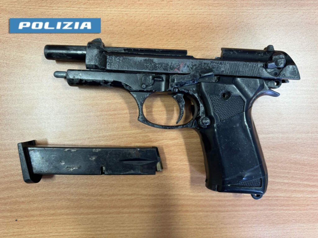 Giugliano in Campania: sorpresa in casa con due pistole. La Polizia di Stato ha tratto in arresto una 34enne.