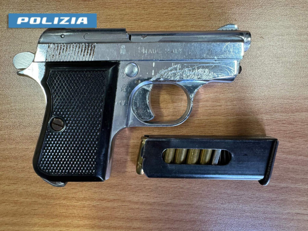 Giugliano in Campania: sorpresa in casa con due pistole. La Polizia di Stato ha tratto in arresto una 34enne.