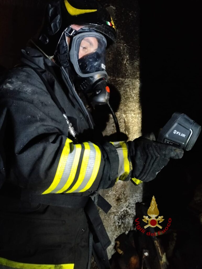 Incendio nella notte ad Avellino: Evacuato Edificio in Quartiere Valle