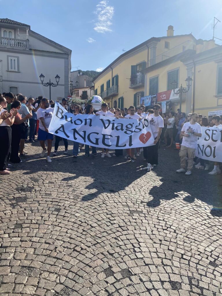 Sturno in Lutto: Migliaia ai Funerali delle Vittime dellIncidente sulla Statale 90 delle Puglie