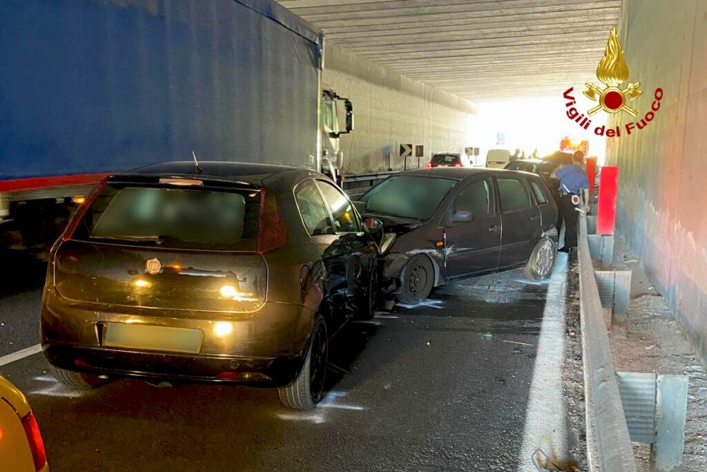 Incidente sulla SS 691: Tre Auto Coinvolte, un Ferito Trasportato in Ospedale