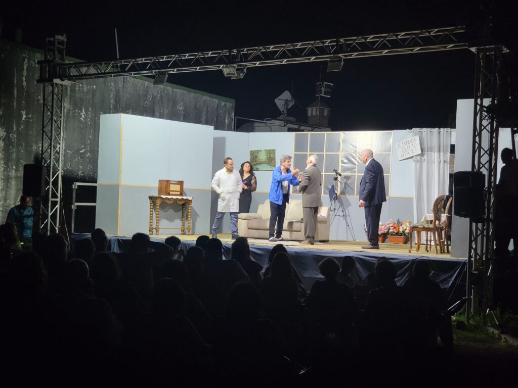 AVELLA. Si è conclusa la 13° edizione di “Teatro Sotto le Stelle – Premio Vito Molaro” con il successo della Compagnia Teatrale Stabile MELA e la premiazione della Compagnia Sipario Aperto di Pagani.