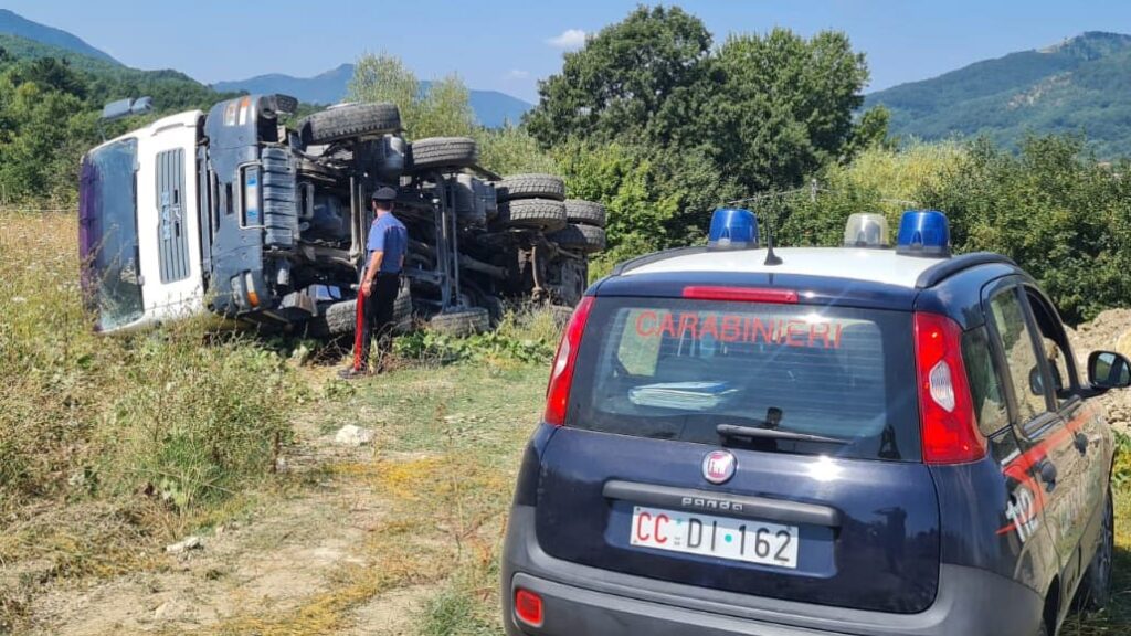 Montemarano (AV)   Autocarro si ribalta durante lo scarico di terreno: 60enne in ospedale.