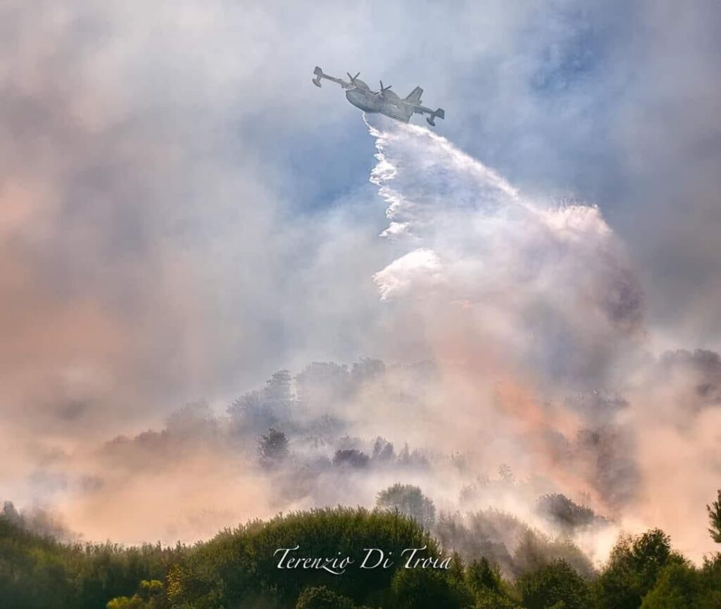 PIETRASTORNINA.  Drammatiche Immagini di Canadair ed Erickson S64 in Azione sul Monte Vallatrone